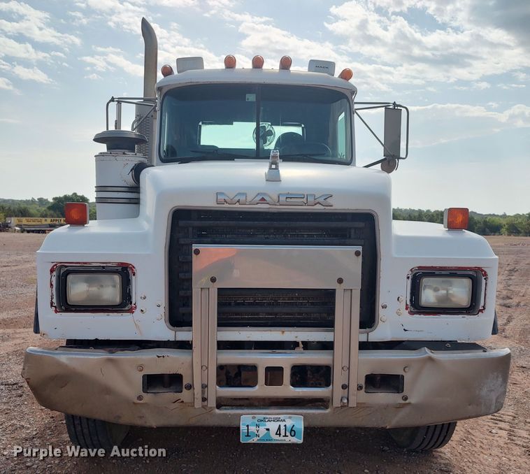 image for item LU9235 2000 Mack RD688S  semi truck