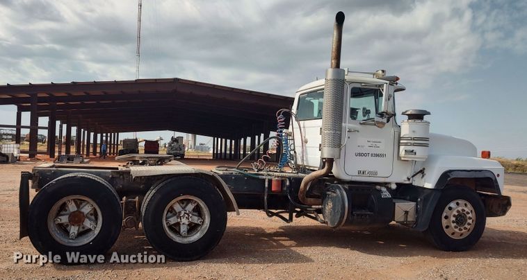 image for item LU9235 2000 Mack RD688S  semi truck