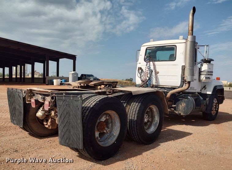 image for item LU9235 2000 Mack RD688S  semi truck