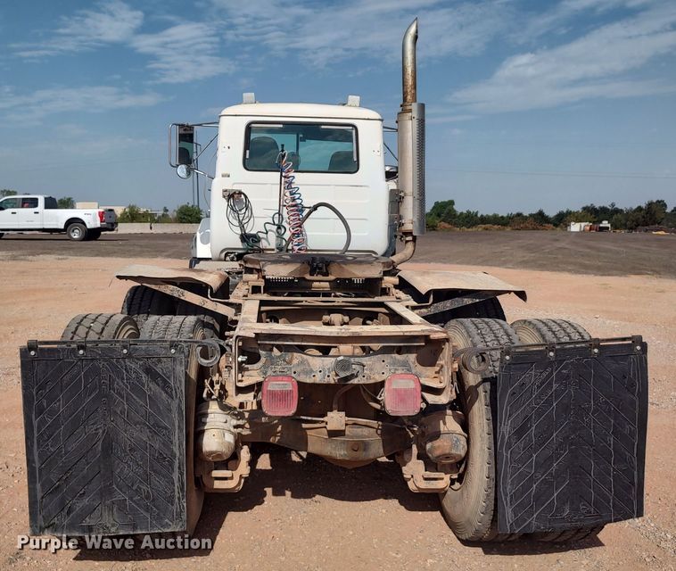 image for item LU9235 2000 Mack RD688S  semi truck