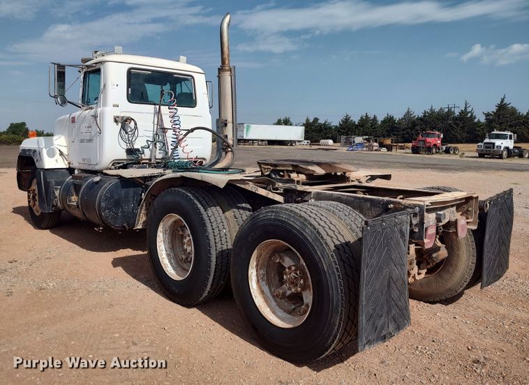 image for item LU9235 2000 Mack RD688S  semi truck