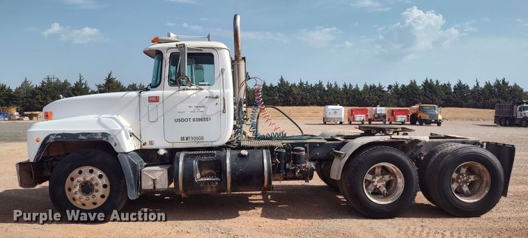 image for item LU9235 2000 Mack RD688S  semi truck