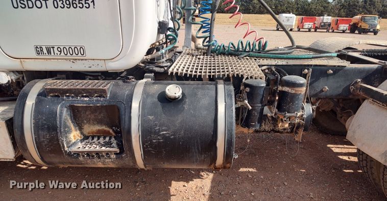 image for item LU9235 2000 Mack RD688S  semi truck