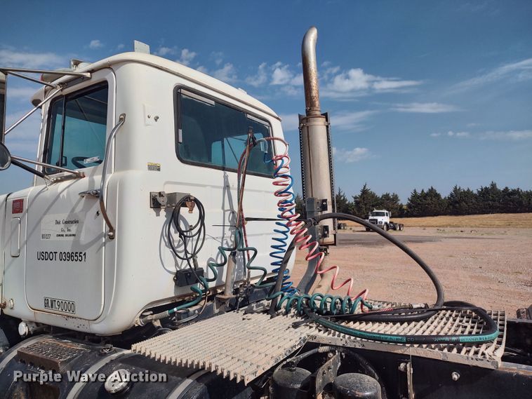 image for item LU9235 2000 Mack RD688S  semi truck