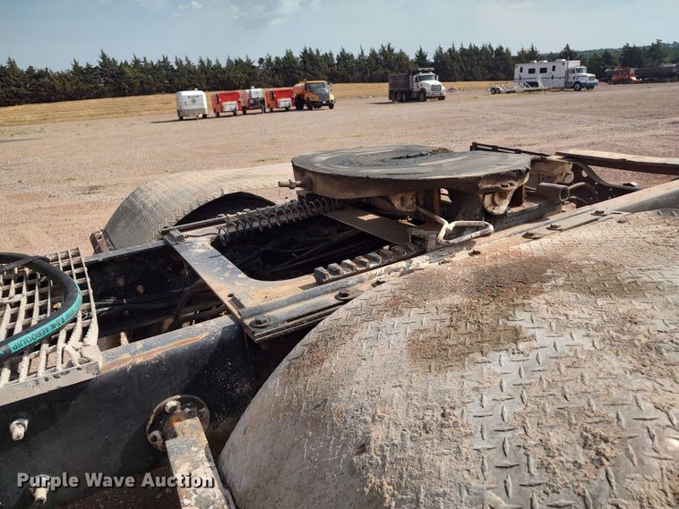 image for item LU9235 2000 Mack RD688S  semi truck