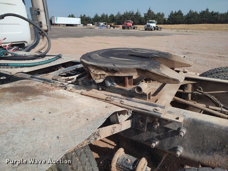 image for item LU9235 2000 Mack RD688S  semi truck