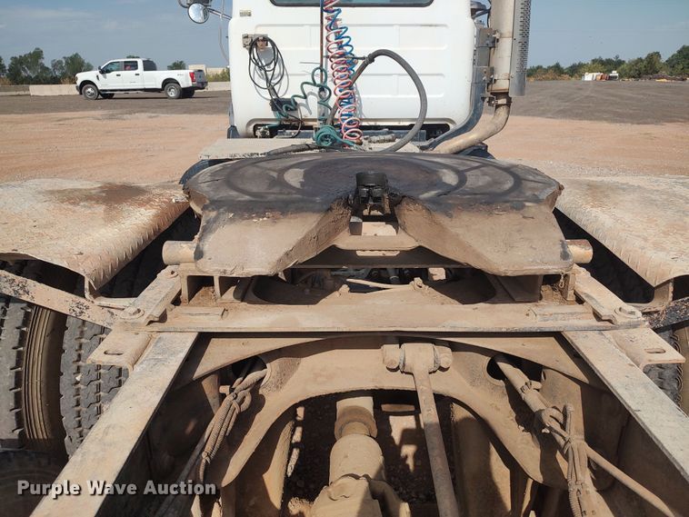 image for item LU9235 2000 Mack RD688S  semi truck