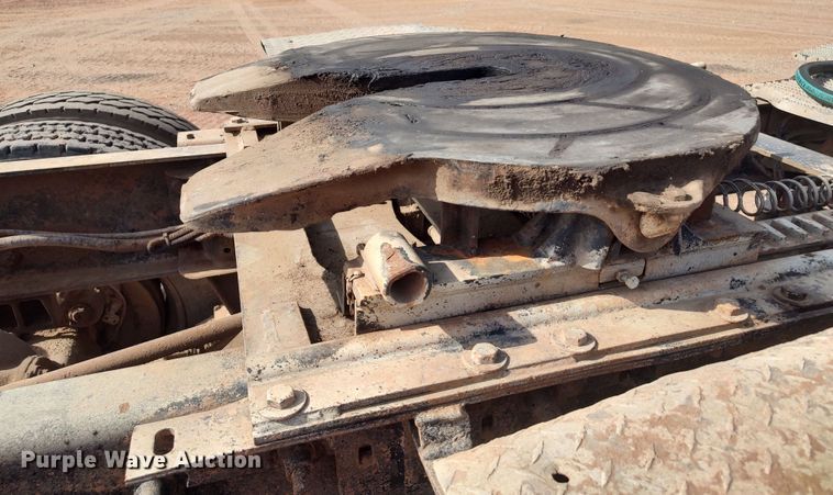 image for item LU9235 2000 Mack RD688S  semi truck