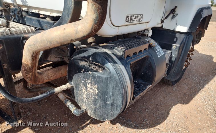 image for item LU9235 2000 Mack RD688S  semi truck