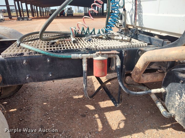 image for item LU9235 2000 Mack RD688S  semi truck