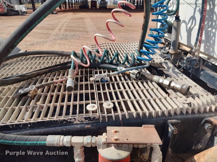 image for item LU9235 2000 Mack RD688S  semi truck