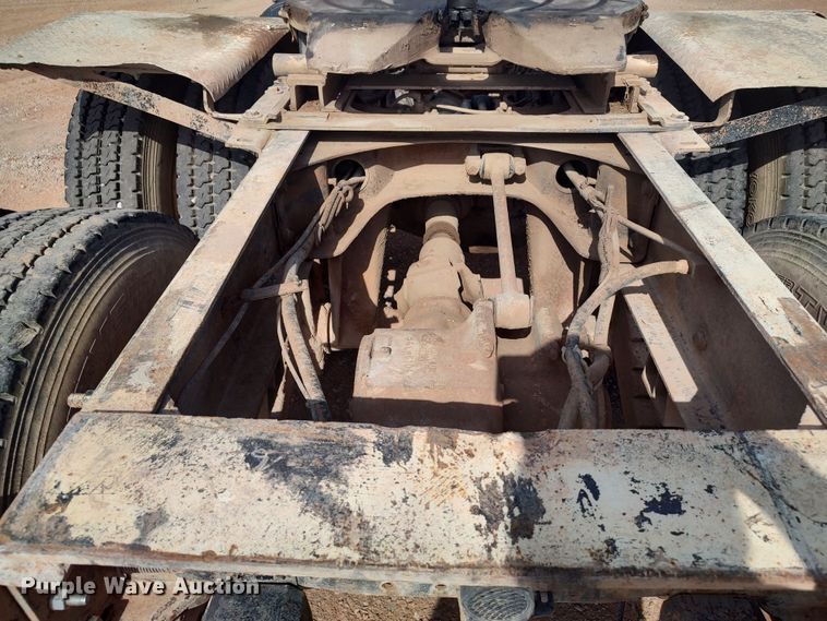 image for item LU9235 2000 Mack RD688S  semi truck