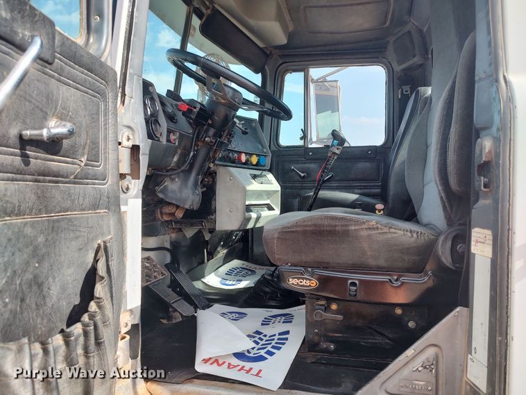 image for item LU9235 2000 Mack RD688S  semi truck