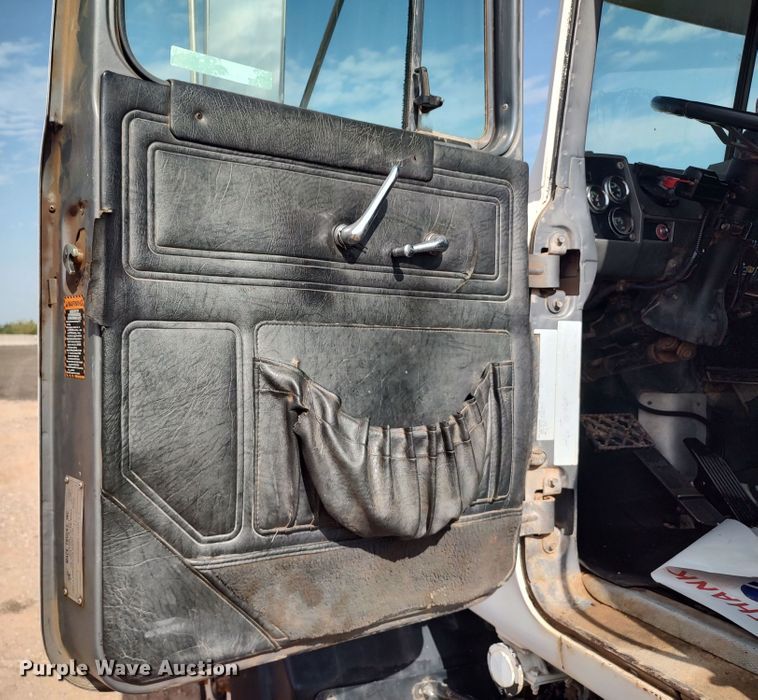 image for item LU9235 2000 Mack RD688S  semi truck