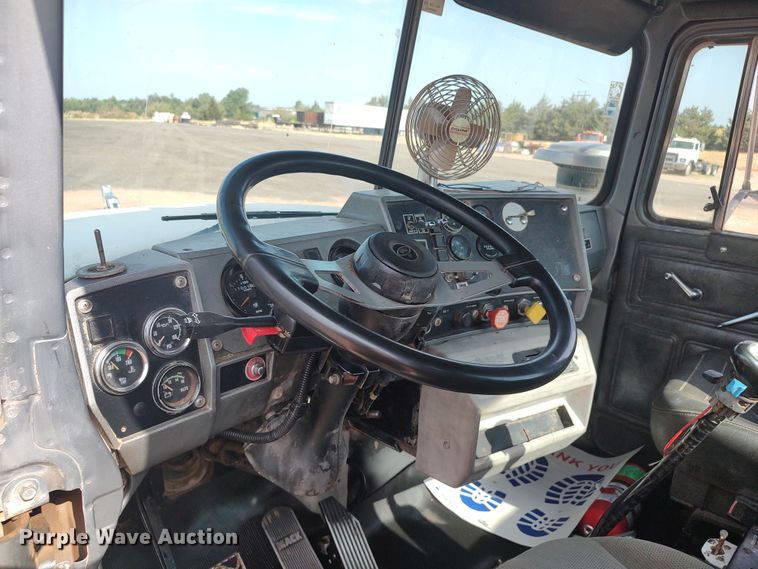 image for item LU9235 2000 Mack RD688S  semi truck