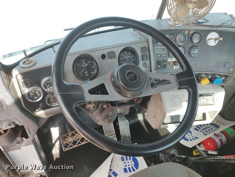 image for item LU9235 2000 Mack RD688S  semi truck