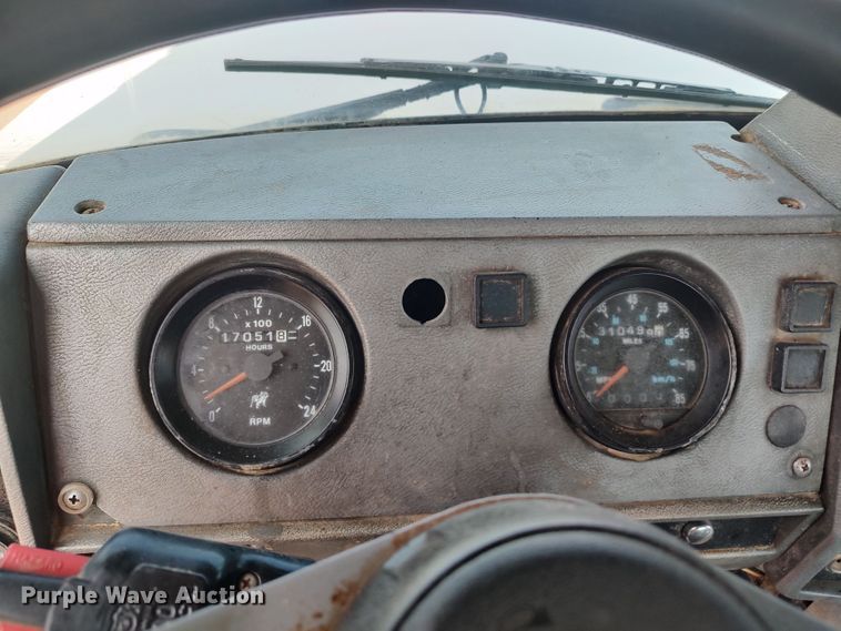 image for item LU9235 2000 Mack RD688S  semi truck