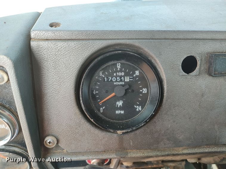 image for item LU9235 2000 Mack RD688S  semi truck