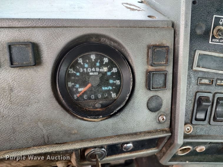 image for item LU9235 2000 Mack RD688S  semi truck