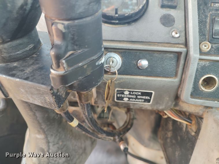 image for item LU9235 2000 Mack RD688S  semi truck