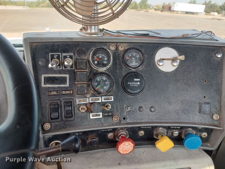 image for item LU9235 2000 Mack RD688S  semi truck