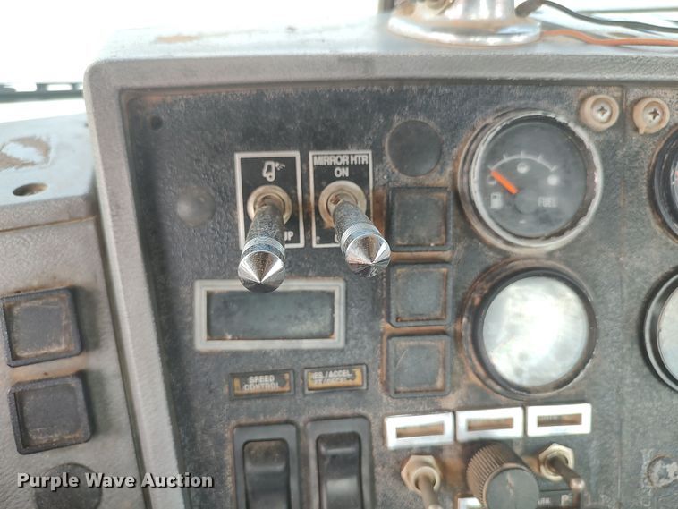 image for item LU9235 2000 Mack RD688S  semi truck