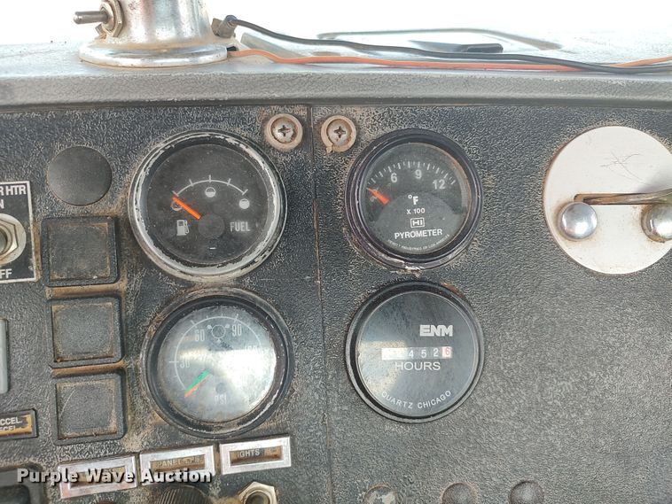 image for item LU9235 2000 Mack RD688S  semi truck