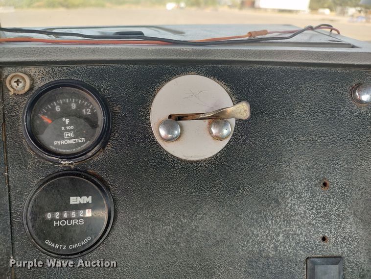 image for item LU9235 2000 Mack RD688S  semi truck