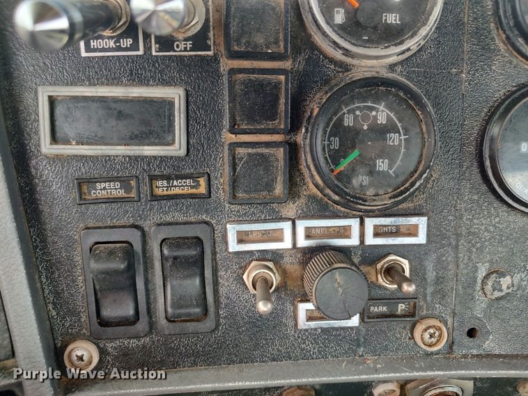 image for item LU9235 2000 Mack RD688S  semi truck