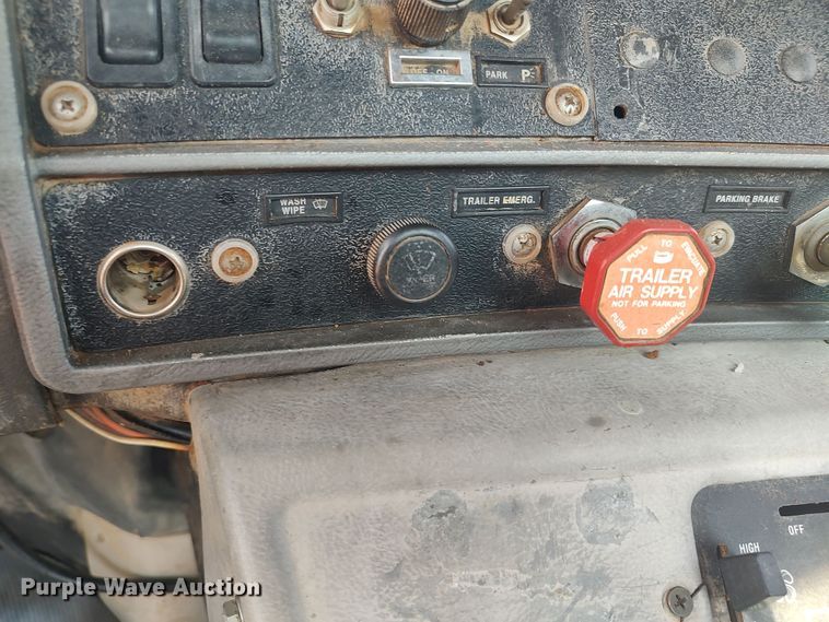 image for item LU9235 2000 Mack RD688S  semi truck