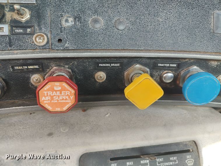 image for item LU9235 2000 Mack RD688S  semi truck