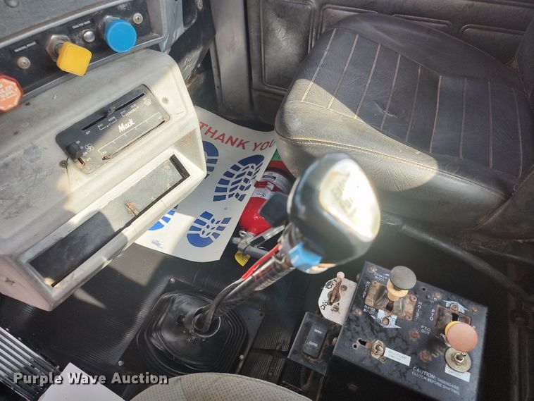 image for item LU9235 2000 Mack RD688S  semi truck