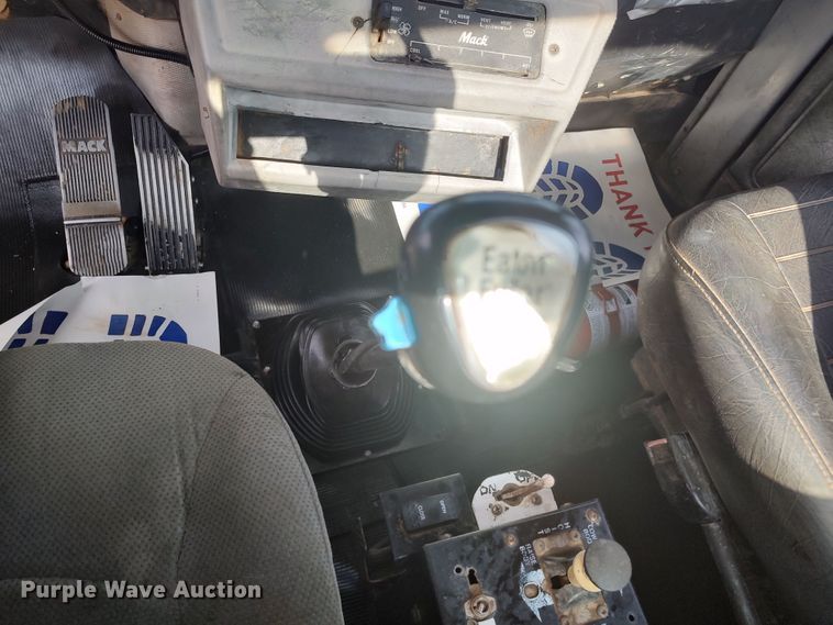 image for item LU9235 2000 Mack RD688S  semi truck