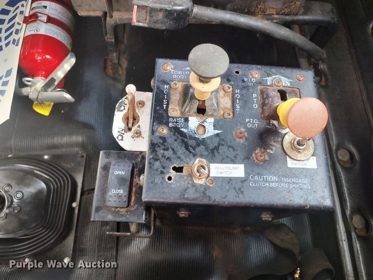 image for item LU9235 2000 Mack RD688S  semi truck