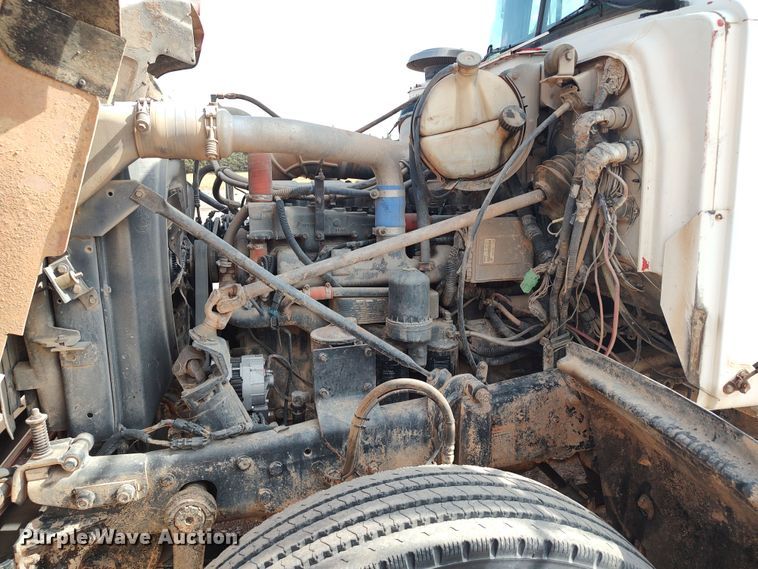 image for item LU9235 2000 Mack RD688S  semi truck