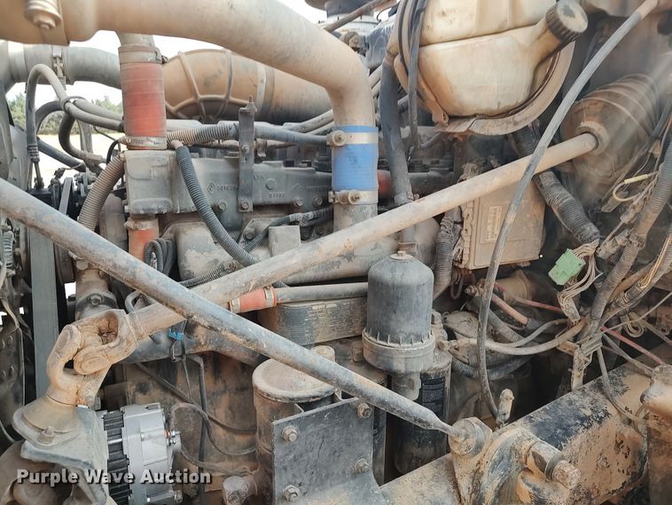 image for item LU9235 2000 Mack RD688S  semi truck