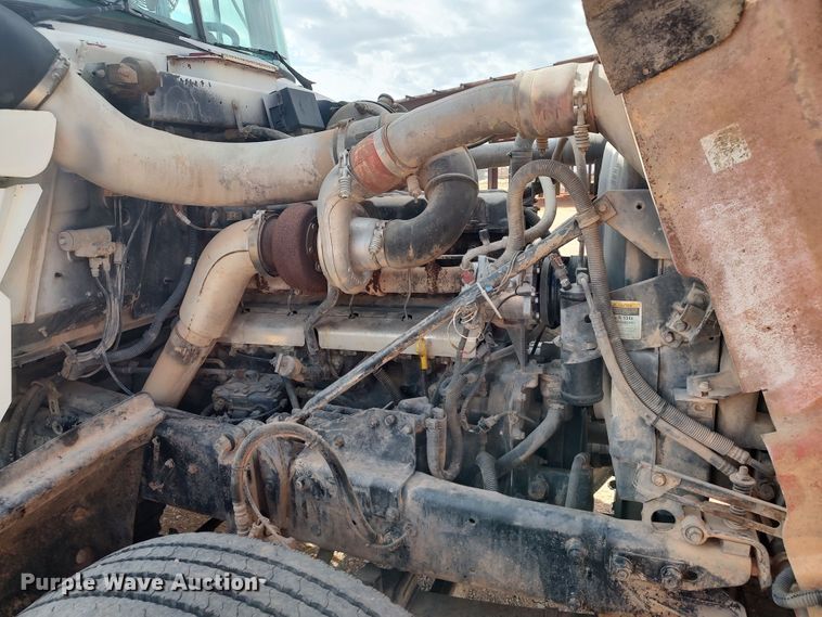 image for item LU9235 2000 Mack RD688S  semi truck