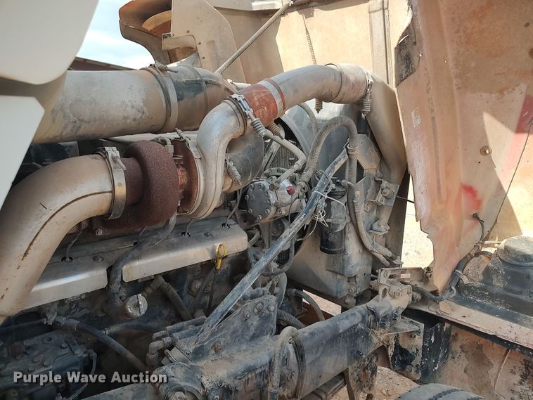 image for item LU9235 2000 Mack RD688S  semi truck