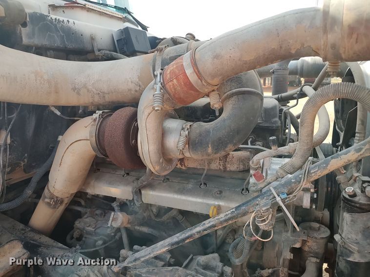 image for item LU9235 2000 Mack RD688S  semi truck