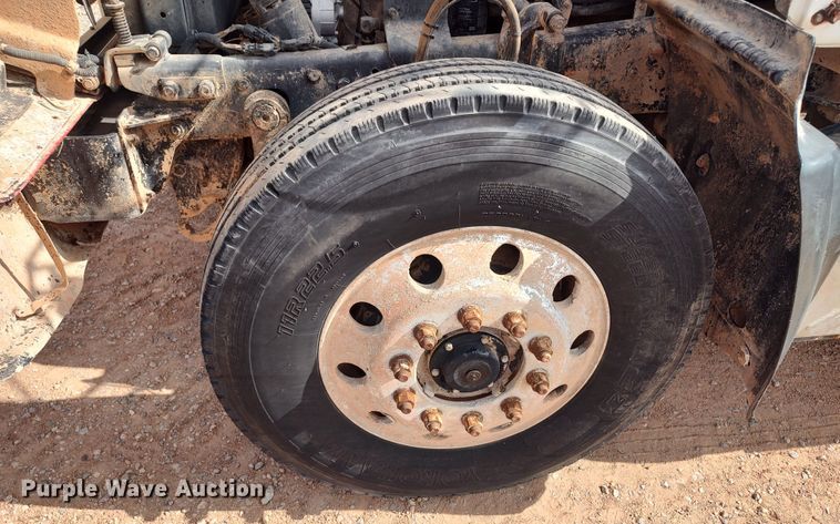 image for item LU9235 2000 Mack RD688S  semi truck