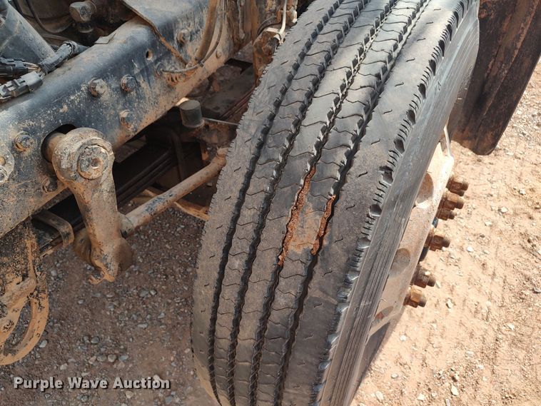 image for item LU9235 2000 Mack RD688S  semi truck