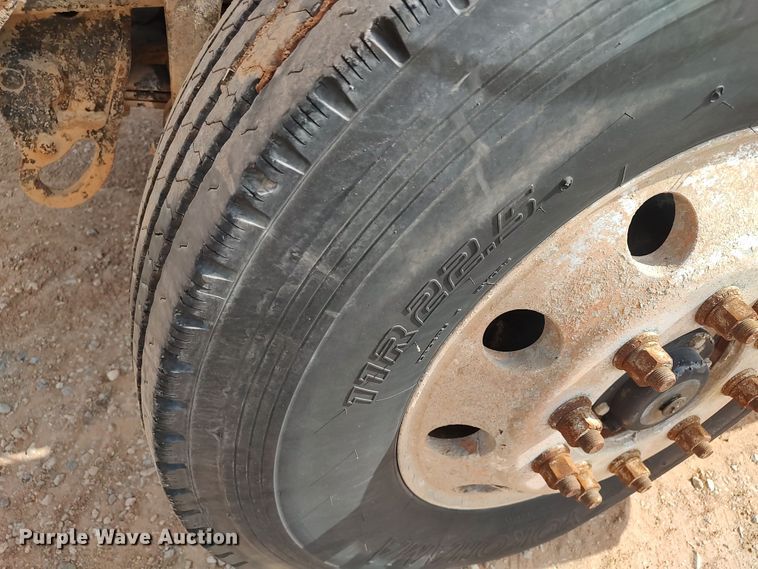 image for item LU9235 2000 Mack RD688S  semi truck