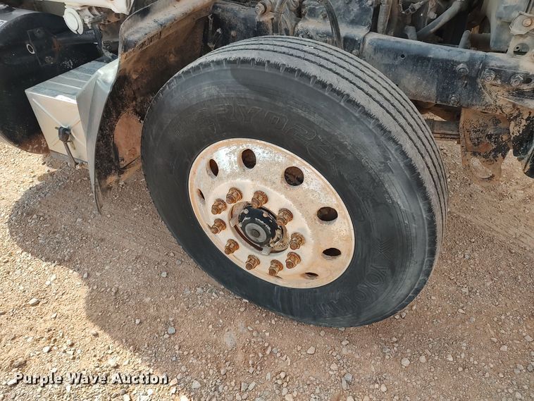 image for item LU9235 2000 Mack RD688S  semi truck