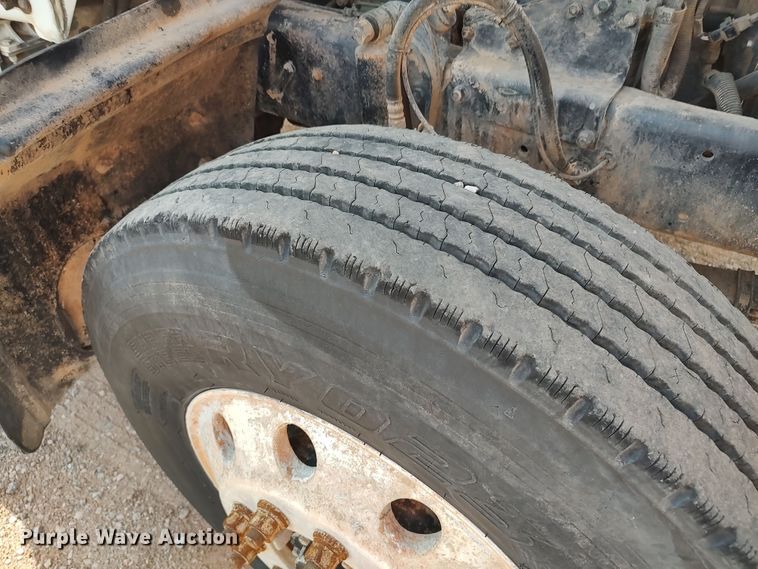 image for item LU9235 2000 Mack RD688S  semi truck