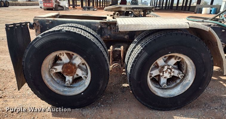 image for item LU9235 2000 Mack RD688S  semi truck