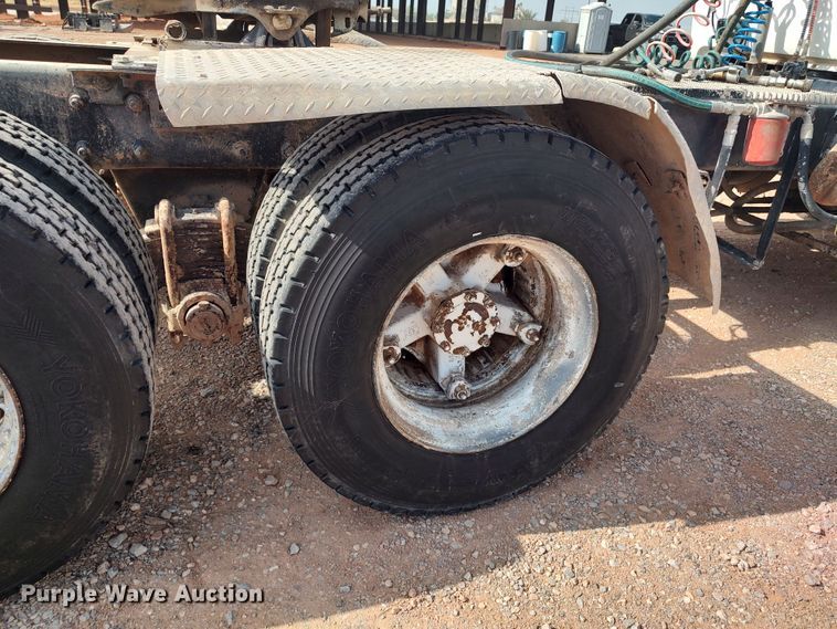 image for item LU9235 2000 Mack RD688S  semi truck