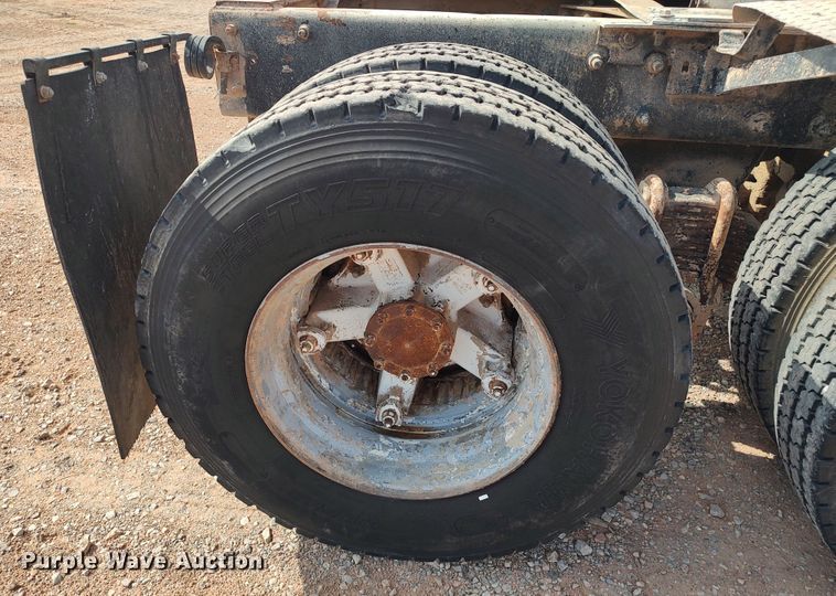 image for item LU9235 2000 Mack RD688S  semi truck