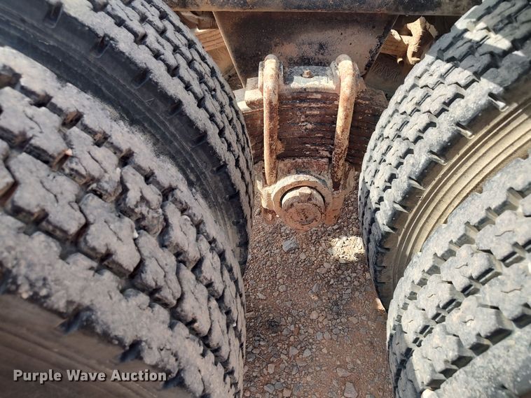 image for item LU9235 2000 Mack RD688S  semi truck