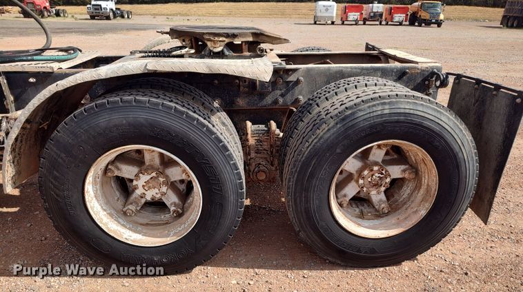 image for item LU9235 2000 Mack RD688S  semi truck