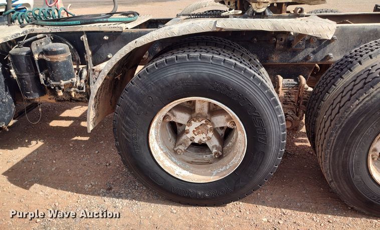 image for item LU9235 2000 Mack RD688S  semi truck